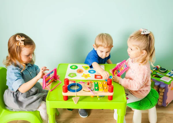 Bonito crianças brincando e aprendendo no quarto — Fotografia de Stock
