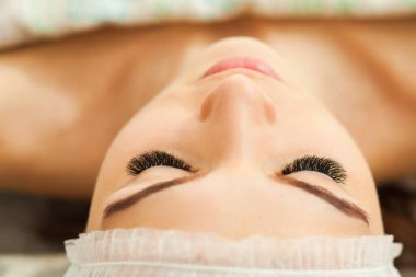 Güzellik salonunda uzun kirpikleri olan güzel bir kadın.