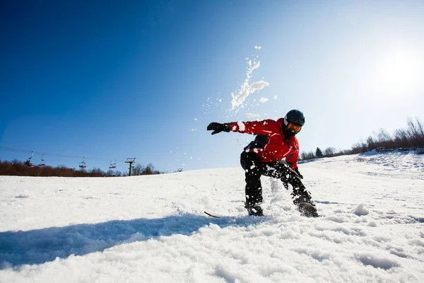 滑雪板上的人倒在雪地上 — 图库照片