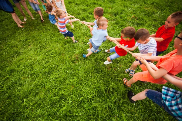 Juegos divertidos para niños de todas las edades al aire libre — Foto de Stock