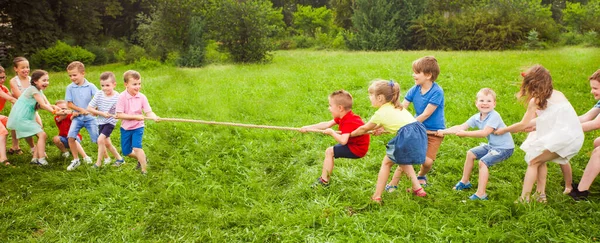 Actividades al aire libre para niños en edad preescolar en verano — Foto de Stock