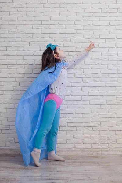 Μικρό κορίτσι σούπερ ήρωας με τα ρούχα του σπιτιού — Φωτογραφία Αρχείου
