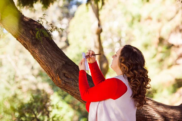 Pintor mujer hace boceto en el parque — Foto de Stock