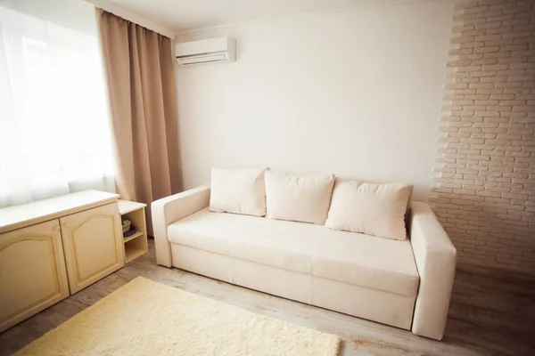 Fechar vista luz sofá dentro de casa aconchegante sala de estar — Fotografia de Stock