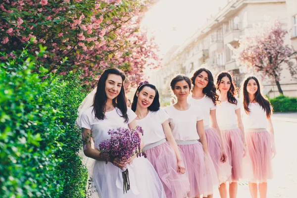 Groep van jonge meisjes in de mode jurk op kip partij — Stockfoto