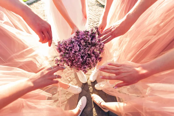 Girlfriends and bride holding lilac flowers bouqet — Stock Photo, Image