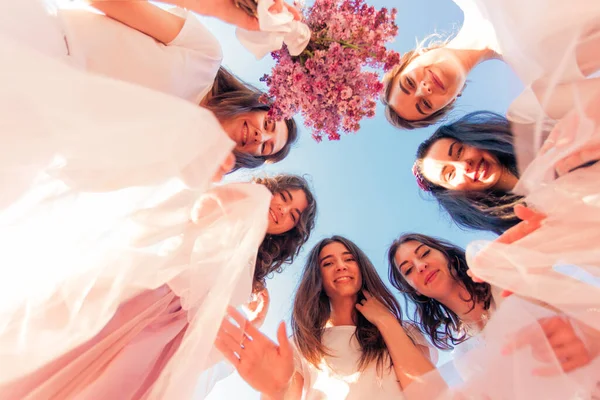 Meninas elegantes na festa das galinhas na natureza na primavera — Fotografia de Stock