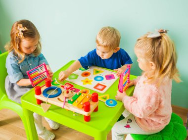 Little children learn geometric shapes at home