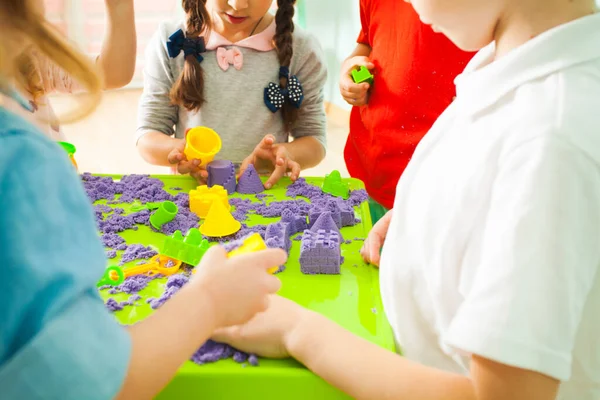 Enfants utilisant des formes plastiques pour jouer avec le sable cinétique — Photo