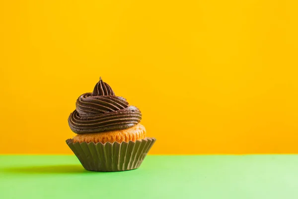 Een chocolade cupcake met room erop — Stockfoto
