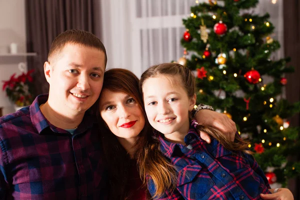 Happy family is waiting for the New Year — Stockfoto