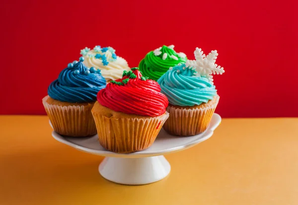 Cakestand with colorful cupcakes decorated with sparkles — 图库照片