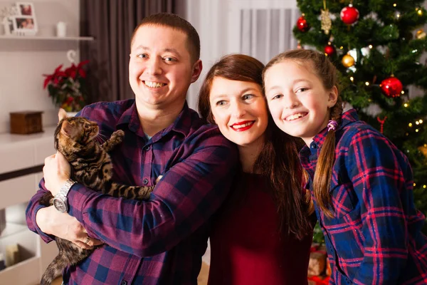 La famiglia felice festeggia le vacanze di Natale a casa — Foto Stock
