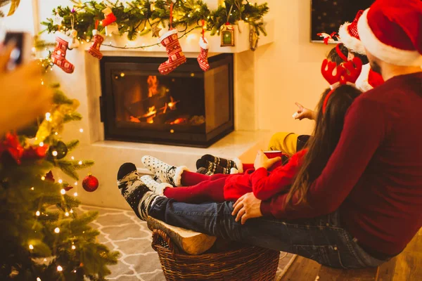 Gelukkige familie viert Kerstmis bij de open haard — Stockfoto