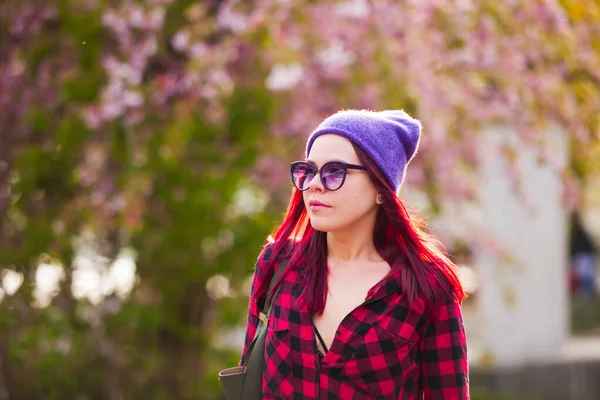 Mladá žena s růžovými vlasy a smyslný vzhled na jaře — Stock fotografie