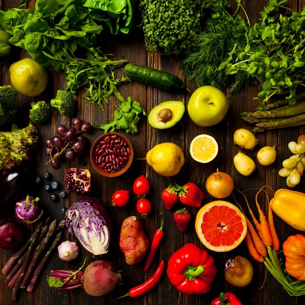 Obst und Gemüse auf dunkler Holzoberfläche — Stockfoto