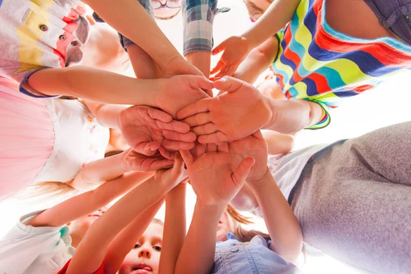 Los niños están poniendo manos juntas, trabajo en equipo y amistad —  Fotos de Stock