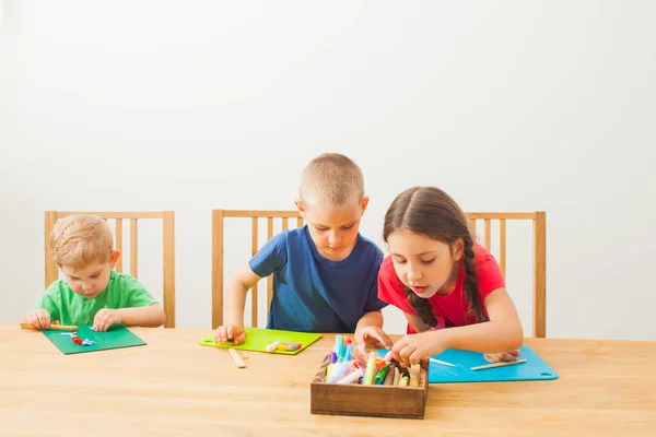 Bonito crianças modelando a partir de playdough em casa — Fotografia de Stock