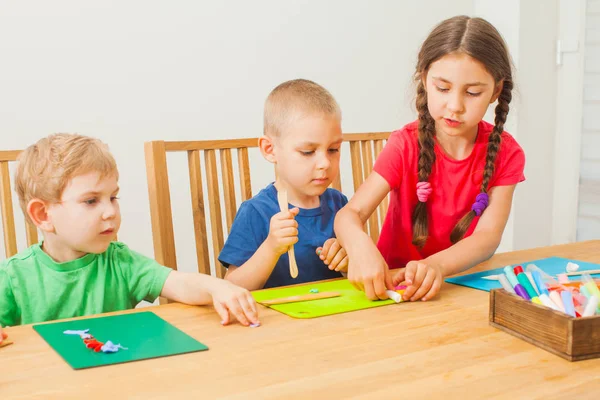 Hermana y hermano creando juntos en el taller — Foto de Stock