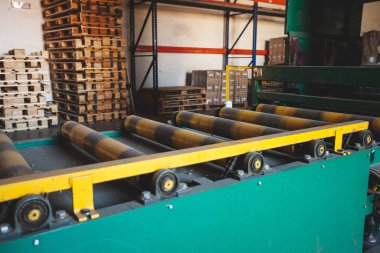 Fabrikada ahşap paletler üretiliyor.