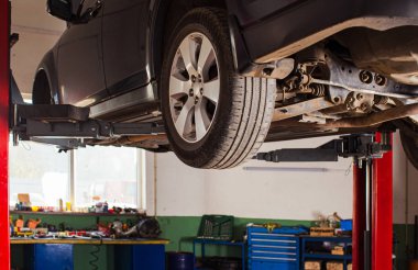 Tamir edilen araba ya da atölyede hizmet veren.