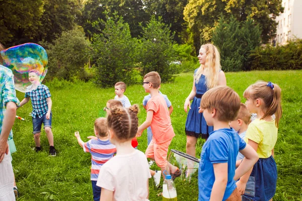 Show de bolhas para crianças festa de aniversário ao ar livre — Fotografia de Stock