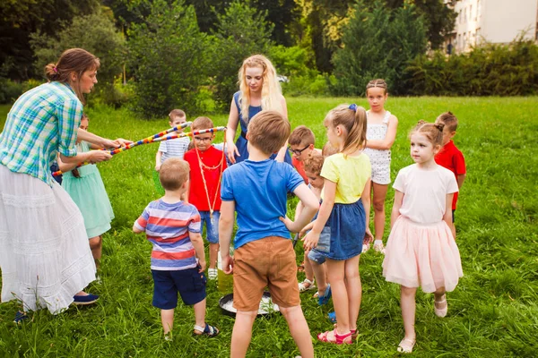 El mejor entretenimiento con burbujas show para fiesta de cumpleaños de los niños — Foto de Stock