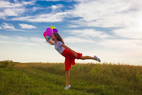 Adorable chica jugando y bailando con globos — Foto de Stock
