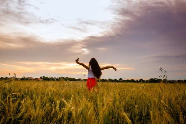 Una joven en armonía con la naturaleza — Foto de Stock