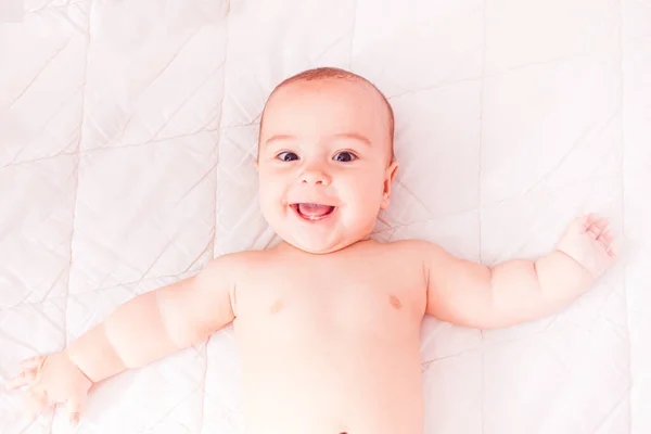 Retrato de bebé sonriente, vista superior en blanco — Foto de Stock