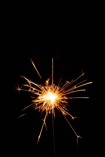 Brandende Kerstmis sparkler geïsoleerd op zwarte achtergrond. — Stockfoto