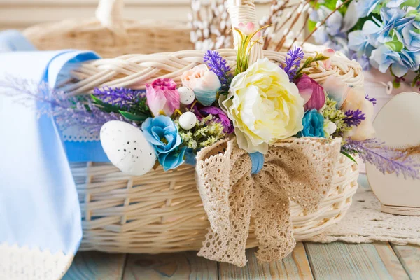Close up wicker basket with original floral decor — Stok fotoğraf