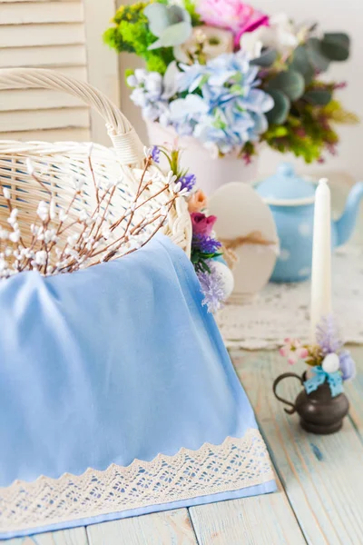 Close-up blue cloth with crocheted edging on wicker basket — ストック写真