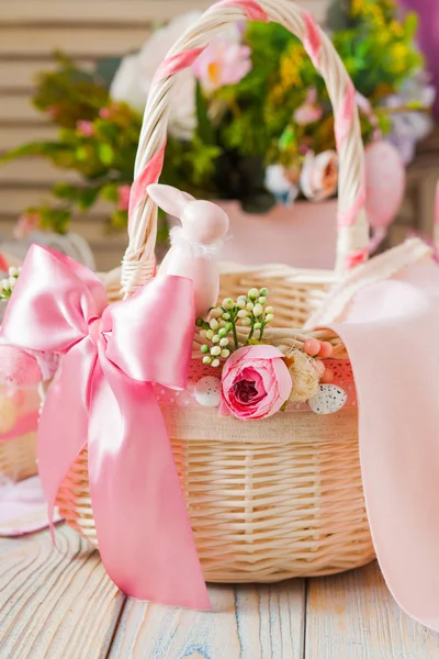 Spring floral design on wicker basket, rustic style — Stok fotoğraf