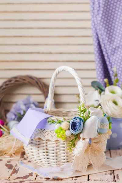Preciosa cesta de huevos de Pascua, adornada con flores — Foto de Stock