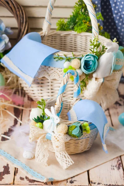 Пасхальные корзины с цветами, композиция в голубых тонах — стоковое фото