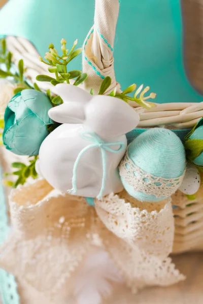 Niedliche Keramik-Osterhase und gefärbte Eier — Stockfoto