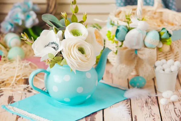 Весна натюрморт с голубым чайником и цветами — стоковое фото