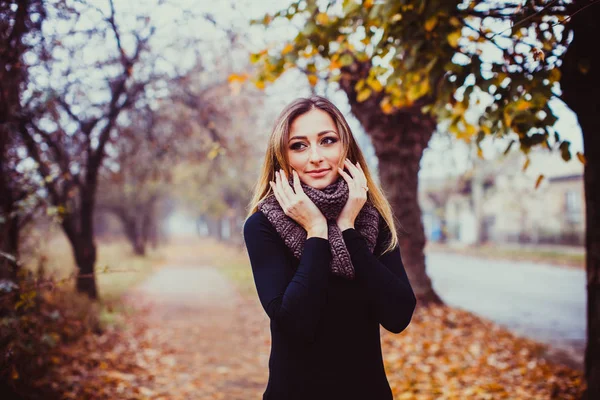 Pretty teenage girl with long hair. Beautiful young woman walking outdoors in autumn. — Stockfoto