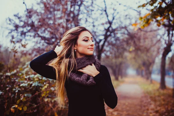 Attractive woman with healthy long hair enjoying autumn day. — Stockfoto