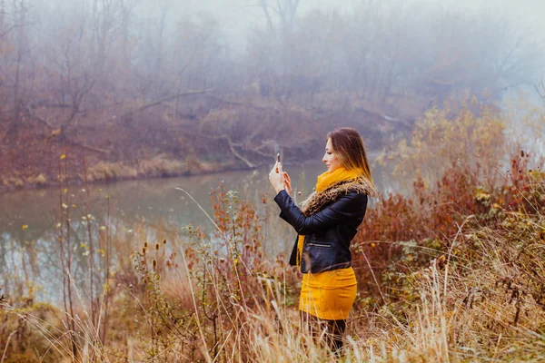 Mulher glamorosa fazendo selfie ao ar livre no outono. Menina muito elegante tirar foto com telefone móvel . — Fotografia de Stock
