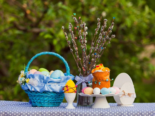 Spring holidays concept. Easter cake and eggs — Stock Photo, Image