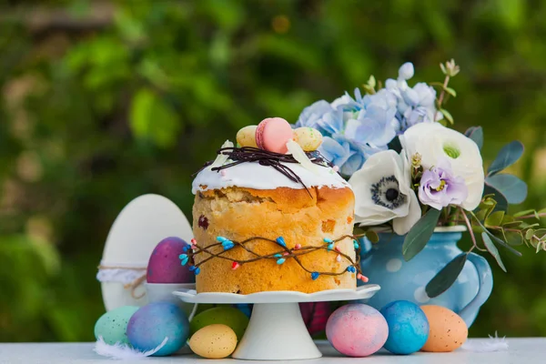 Пасхальный сладкий хлеб, цветы и красочные окрашенные яйца — стоковое фото