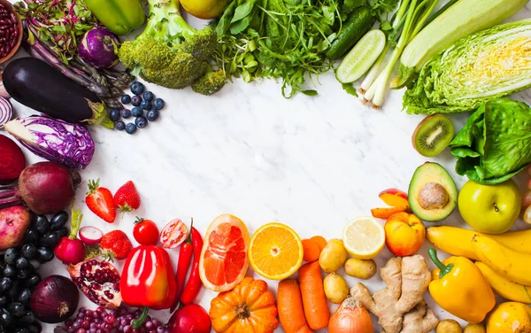 Marco de comida limpia con espacio para copiar. Vista superior de verduras y frutas aisladas en blanco — Foto de Stock