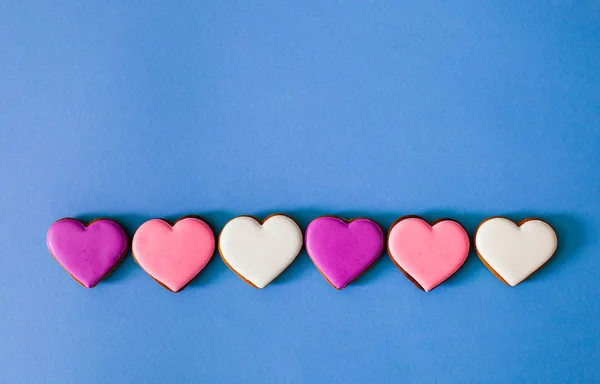 Galletas planas en forma de corazón con glaseado — Foto de Stock