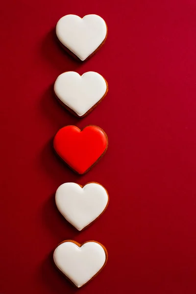 Gingerbread cookies in heart shape on red background — ストック写真