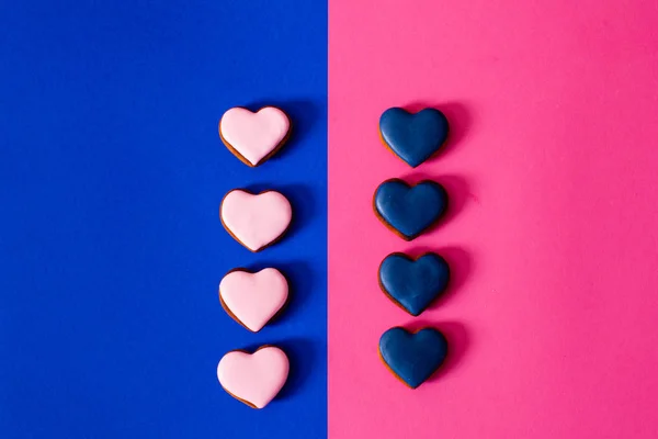 Biscotti a forma di cuore per San Valentino su sfondo a colori — Foto Stock