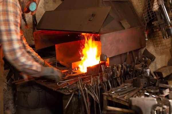 Fuego del herrero en el taller de herreros. — Foto de Stock