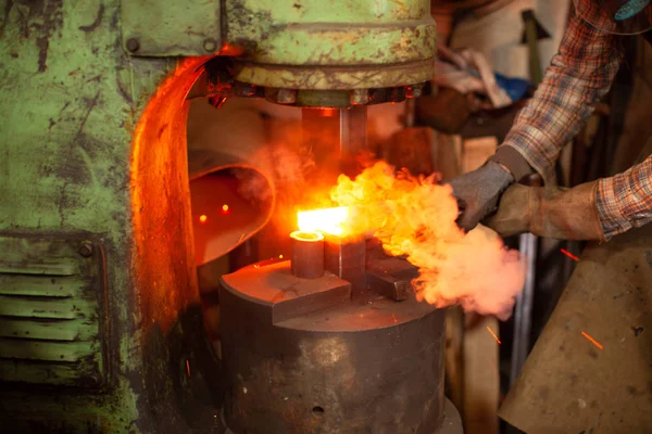 Forging press. Manufacturer of wrought iron decorative items for forging machine. — 图库照片