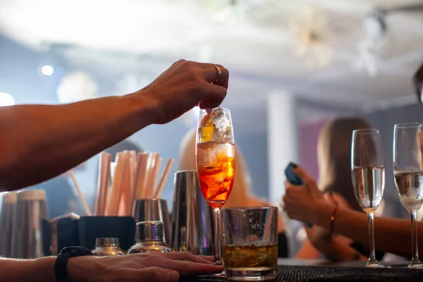 Bebidas alcoólicas coquetéis nad no balcão no clube noturno — Fotografia de Stock